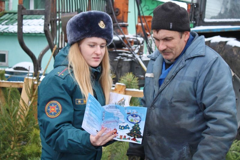 Спасатели Зельвенского РОЧС напомнили гражданам как безопасно провести новогодние праздники